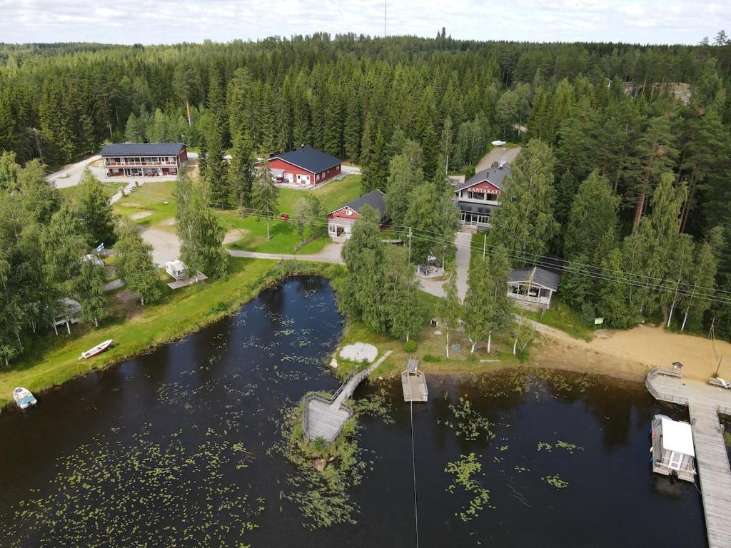 Ilmakuva Hotelli Rantakatista Saimaan rannalla